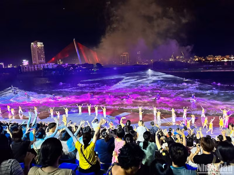 The audience cheered with excitement and sent their thanks to the artists, actors, and athletes, who brought a completely different night to Da Nang. (Photo: ANH DAO)