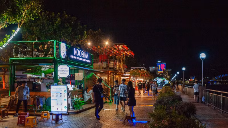 The walking street also has a variety of services, helping residents and tourists have a better experience.