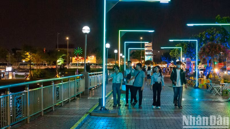 Enjoying the decorations of Bach Dang walking street