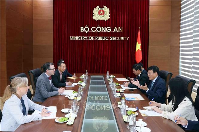 Minister of Public Security Sen. Lt. Gen. Luong Tam Quang receives a visiting delegation from the Information Technology Industry Council (ITI) of the US in Hanoi on June 17. (Photo: VNA)
