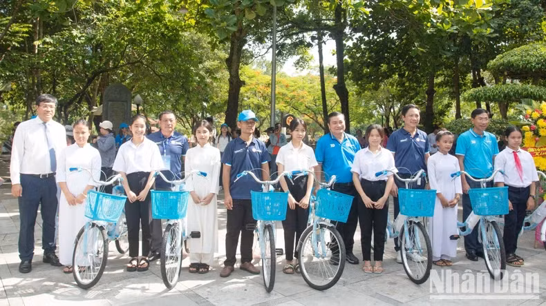 At Truong Son National Martyrs Cemetery, Vice Chairman of the People's Committee of Quang Tri Province Hoang Nam and Editor-in-Chief of Thanh Nien Newspaper Nguyen Ngoc Toan, presented gifts to families in need, who had contributed to the revolution.