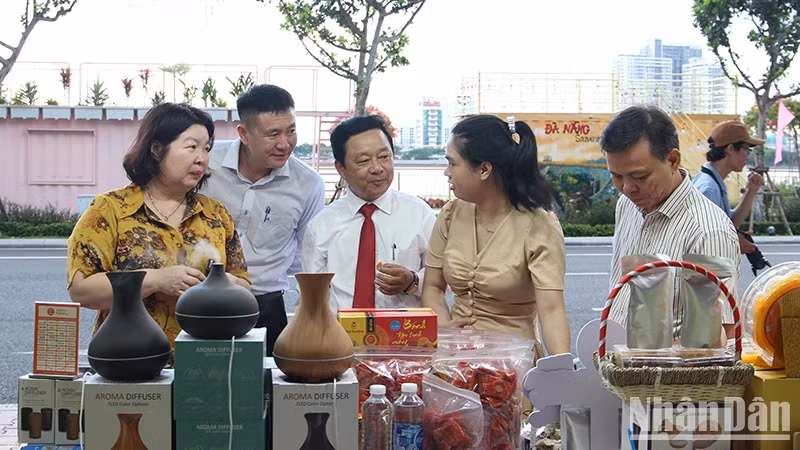 Delegates visit booths of cooperative products.