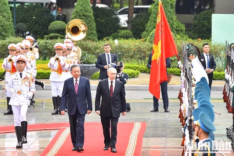 President To Lam and Russian President Vladimir Putin review the Honor Guard of the Vietnam People's Army. (Photo: THUY NGUYEN - DANG KHOA) President To Lam and Russian President Vladimir Putin review the Honor Guard of the Vietnam People's Army. (Photo: THUY NGUYEN - DANG KHOA)