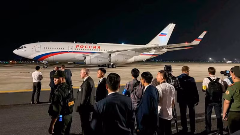 President Vladimir Putin's special aircraft landed at Noi Bai International Airport. (Photo: TASS)