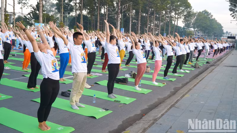 Officials, workers and many people in Cao Lanh City participate in Yoga performances. (Photo: Huu Nghia)