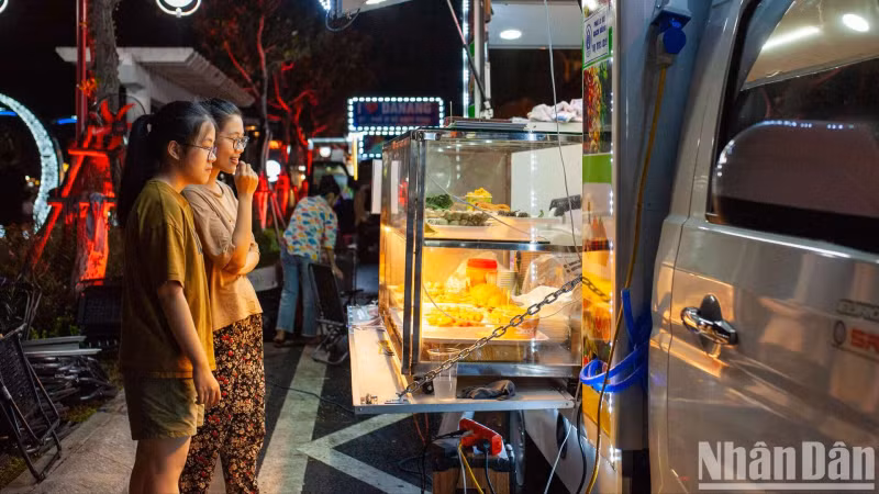 To meet the culinary needs of pedestrians, Bach Dang walking street also arranges 15 additional mobile vending carts.