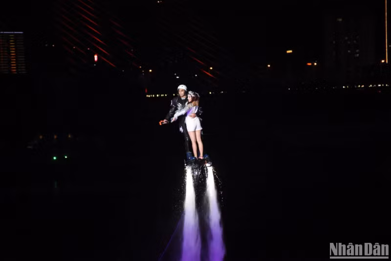 Extreme Jetski & Flyboards sports art show combined with music, lights, skilful water dances and fireworks, appeared for the first time in Da Nang. (Photo: ANH DAO)