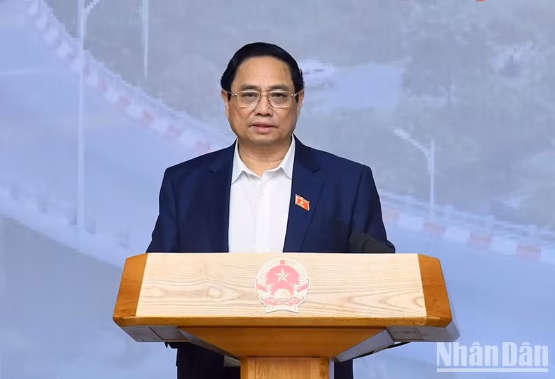 Prime Minister Pham Minh Chinh speaks at the meeting.