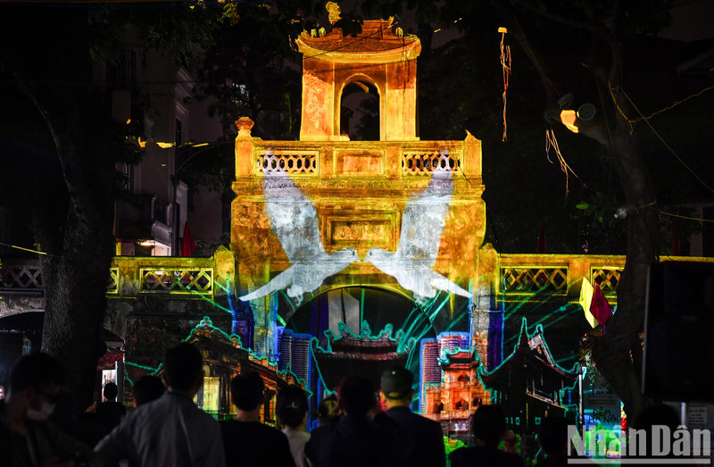 [In Pictures] Hanoi Night - Touching Point of Emotions 