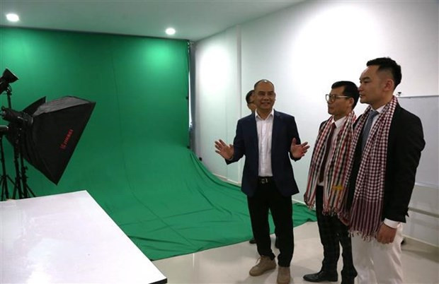 Introducing Unicorn Ultra's studio to delegates (Photo: VNA)