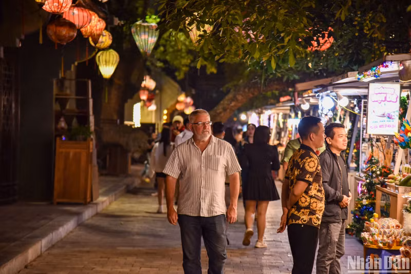Hoa Lu Ancient Town is divided into two areas: The product introduction area and the culinary area. There are many booths displaying traditional handicraft products of craft villages in Ninh Binh Province, attracting the attention of domestic and foreign tourists.