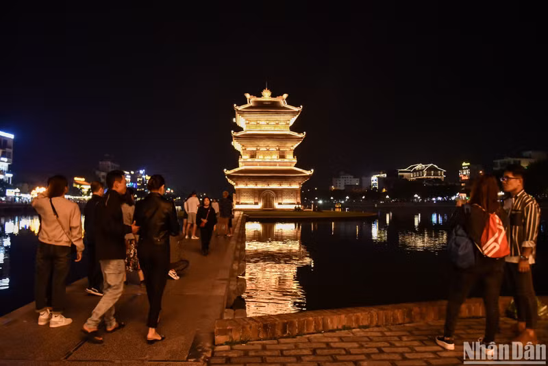 Tu An Tower is a unique architectural work imbued with Vietnamese Buddhism. It is a place not to be missed every time you set foot in Ninh Binh City.