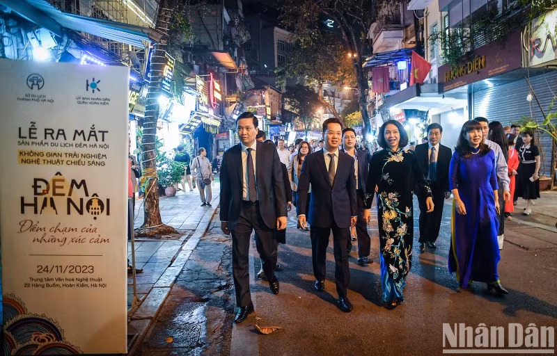 The ceremony is an event in a series of activities oriented to developing night tourism products in the city, to promote the advantages of night services and to develop Hanoi's diverse and unique night tourism products.