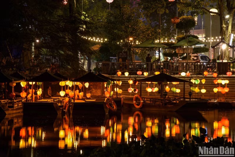 The space around the walking street is decorated with colourful lanterns, bringing unforgettable experiences when coming here.