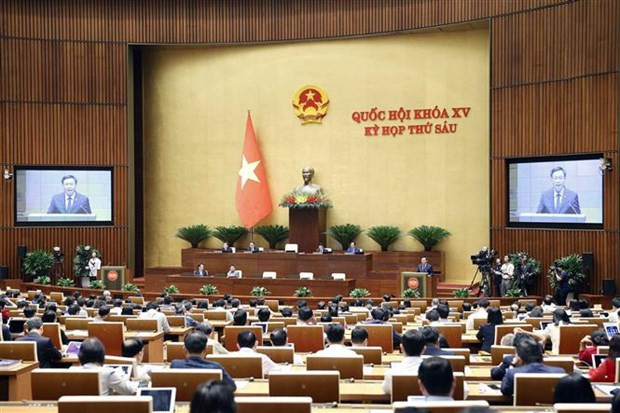 NA Chairman Vuong Dinh Hue speaks at the session. (Photo: VNA)