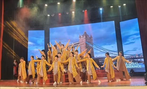 A performance by students from the Dich Vong secondary school at the festival. (Photo: VNA)