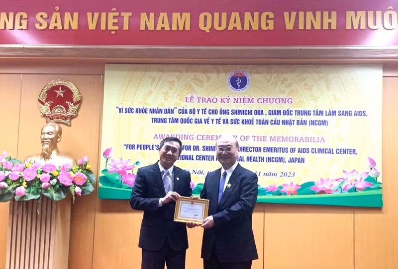 Deputy Minister of Health Tran Van Thuan (left) presented the “For People's Health” Medal to Professor Dr. Oka Shinichi. (Photo: JICA)