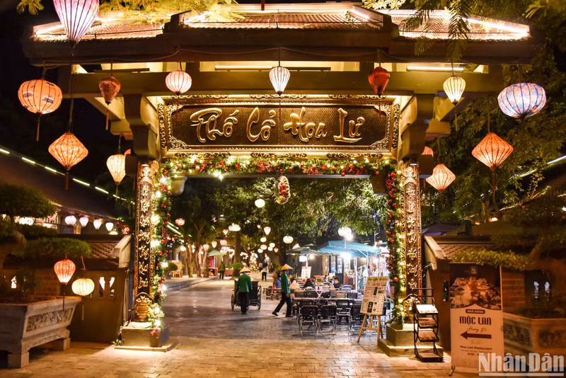 Hoa Lu Ancient Town was inspired by the traditional culture of Dai Viet in the 10th century, recreating and restoring the beauty of ancient architecture and culture. Currently, Hoa Lu Ancient Town is open free of charge for tourists to visit, shop and enjoy the unique cultural and artistic performances.