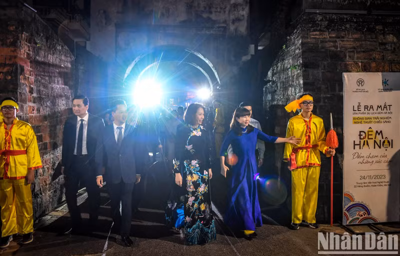Vice Chairman of Hanoi People's Committee Vu Thu Ha and delegates walked through Hanoi’s Old Quarter to the Arts and Culture Centre No. 22, Hang Buom Street, where the launch ceremony of Hanoi night tourism products was held.