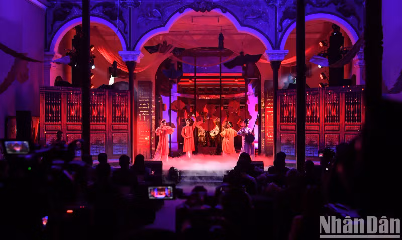 The ceremony aims to honour and preserve Hanoi's cultural heritage, bringing tourists and residents of the Capital a unique and new experience through a combination of modern technology and the cultural and historical space of Hanoi at night.