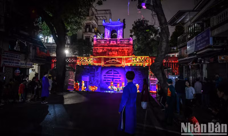 At exactly 20:00 on November 24, 2023, a ceremony was organised to launch Hanoi night tourism products began at O Quan Chuong (Hoan Kiem District).