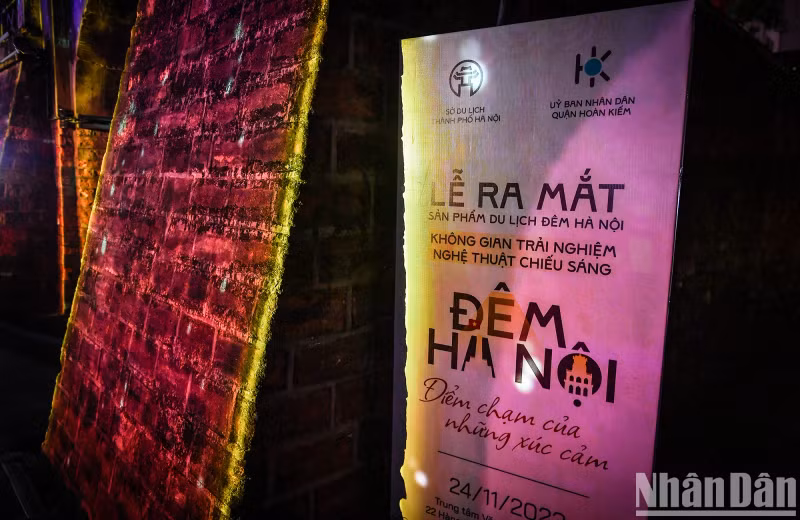 The lighting art experience space "Hanoi Night - Touching Point of Emotions" takes place from November 24 to 26 to serve visitors.