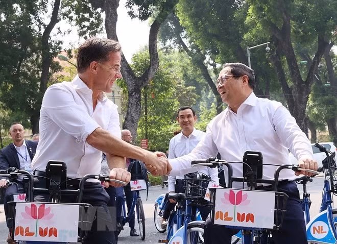 Prime Minister Pham Minh Chinh and Dutch Prime Minister Mark Rutte explored several streets in the capital city of Hanoi by bicycle. (Photo: Duong Giang/VNA)