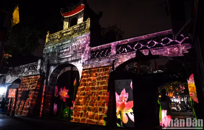 The 3D mapping performance gives visitors a new and impressive experience from the combination of technology and the space of O Quan Chuong at night.