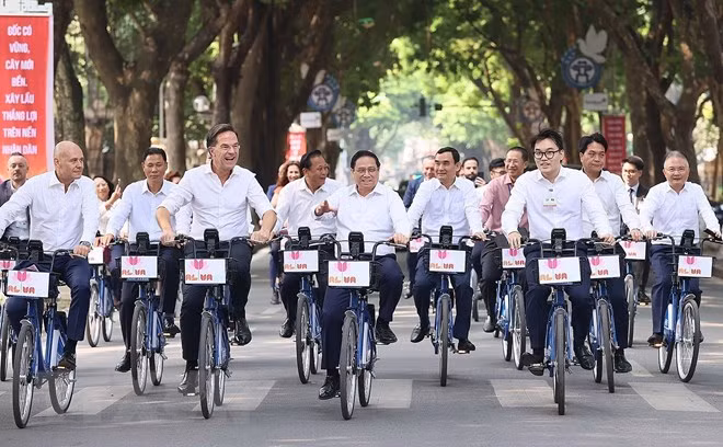 Prime Minister Pham Minh Chinh and Dutch Prime Minister Mark Rutte explored several streets in the capital city of Hanoi by bicycle. (Photo: Duong Giang/VNA)