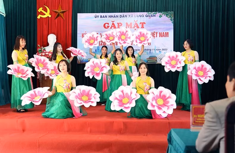 A performance to celebrate the 41st anniversary of Vietnamese Teachers' Day.