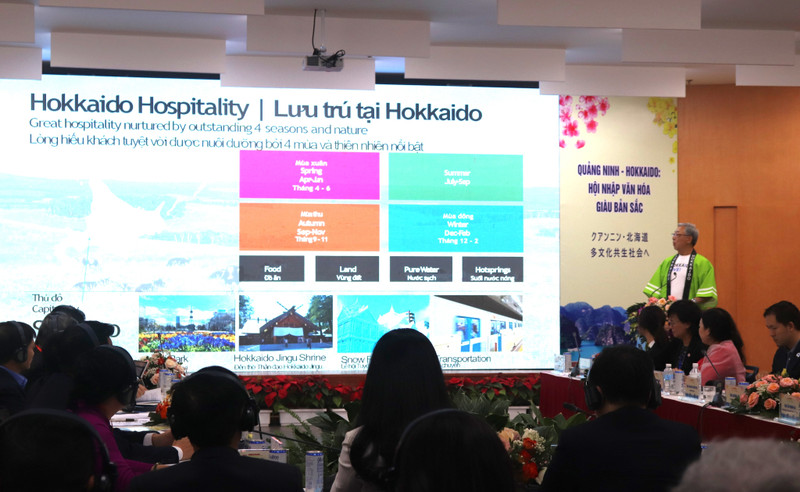 Koganezawa Kenjii, Chairman of Hokkaido Tourism Promotion Organisation, speaks at the seminar on tourism cultural exchange and human resource development between Quang Ninh Province (Vietnam) - Hokkaido Province (Japan), November 2023.