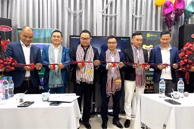 Delegates cut ribbon to inaugurate U2U representative office in Cambodia (Photo: VNA)