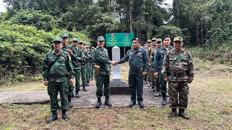 Ho Le Border Guard Station and border protection forces of Cambodia's Ratanakiri Province, Cambodia exchange information. 
