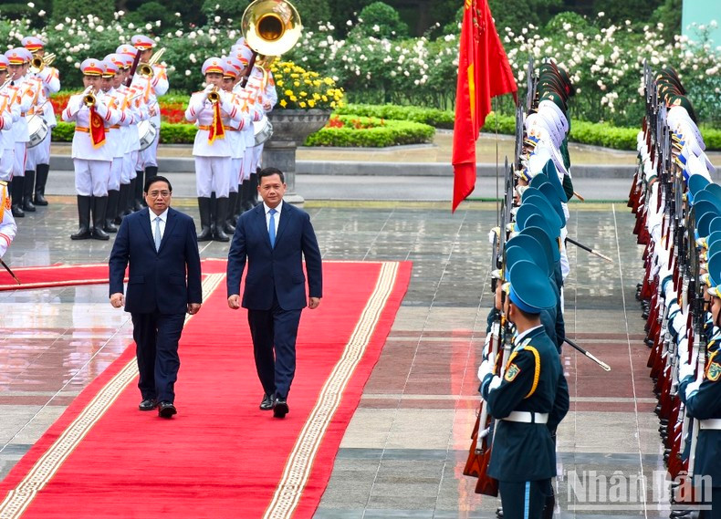 Prime Minister Pham Minh Chinh (L) and Prime Minister Samdech Moha Borvor Thipadei Hun Manet inspect the guard of honour. (Photo: NDO/Tran Hai)