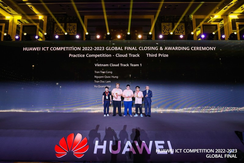Vietnamese team honoured at the award ceremony