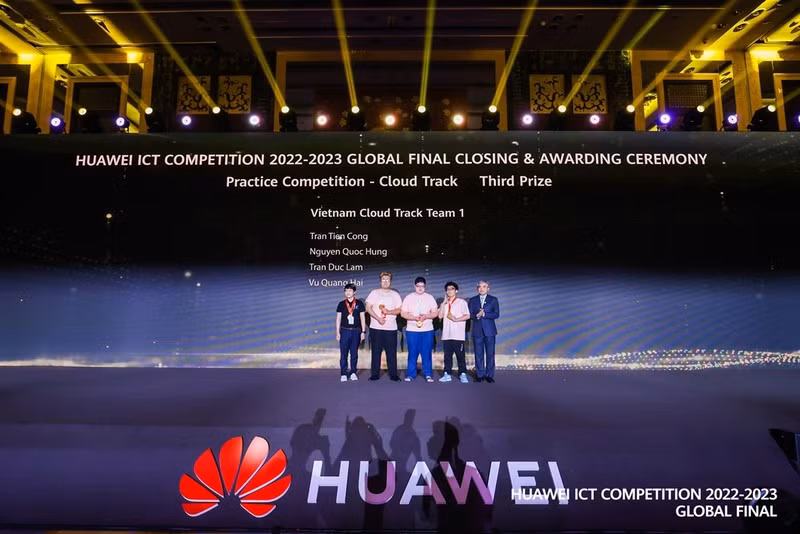 Vietnamese team honoured at the award ceremony