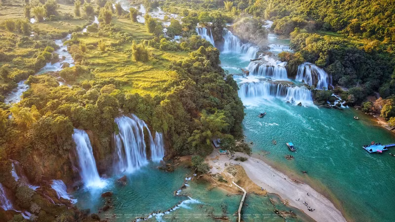 The Ban Gioc Waterfall is located within the Non Nuoc Cao Bang Geopark, which was recognised as a global geopark by the UNESCO Global Geoparks Council in 2018. (Photo: VNA)