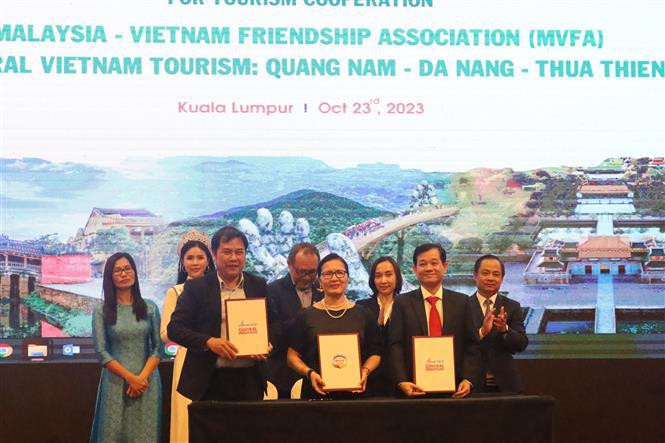 A Memorandum of Understanding on communications cooperation is signed between the tourism promotion centres of Thua Thien-Hue, Da Nang and Quang Nam and the Malaysia – Vietnam Friendship Association. (Photo: VNA)