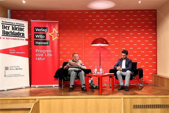 German journalist Hellmut Kapfenberger (left) at the launching ceremony of the book. (Photo: VNA)