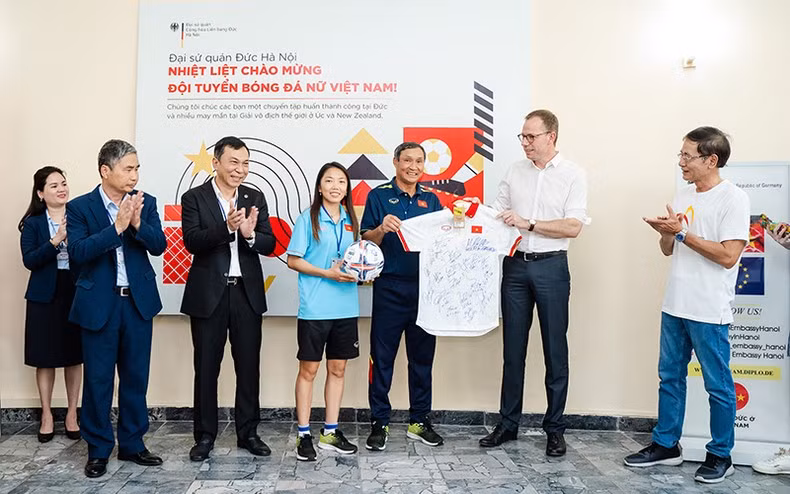 The Vietnamese women’s football team present a signed ball and shirt to the Germany Embassy in Hanoi