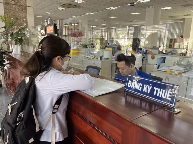 Staff at the Hanoi Tax Department. (Photo: VNA)