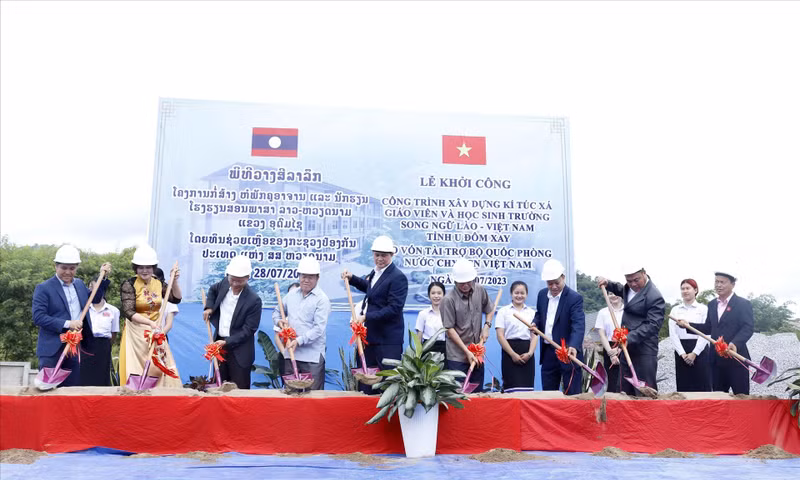 Work begins on Laos-Vietnam bilanguage school (Photo: VNA)