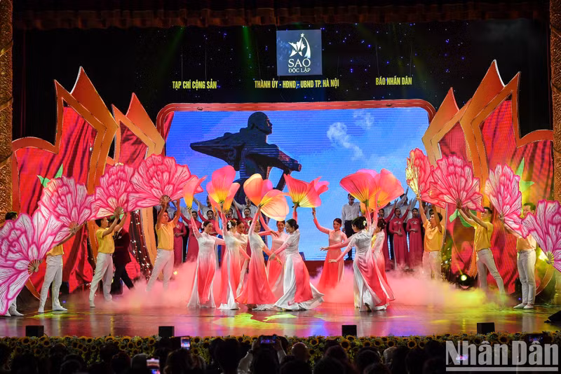 The programme opens with a choir performance entitled ‘Vietnam, we are moving forward’.