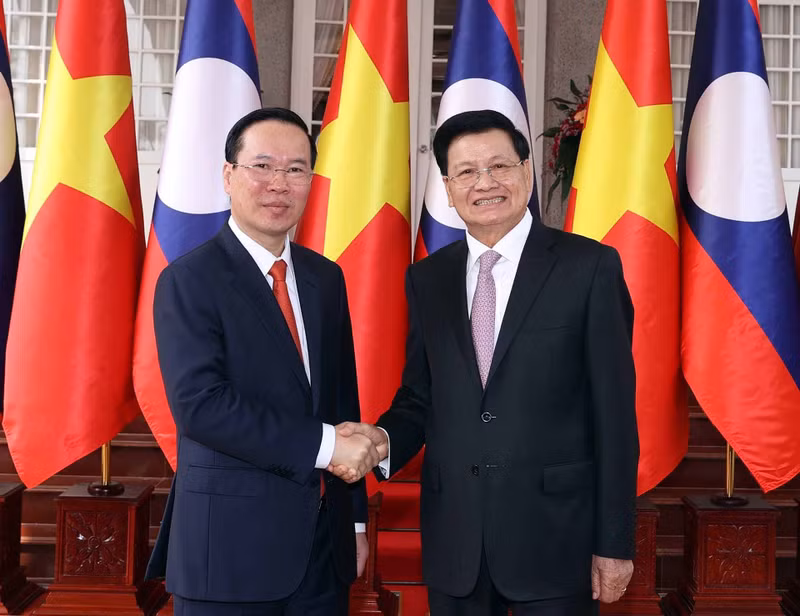 President Vo Van Thuong (L) and Party General Secretary and President of Laos Thongloun Sisoulith at a welcome ceremony for the former on April 10. (Photo: VNA)