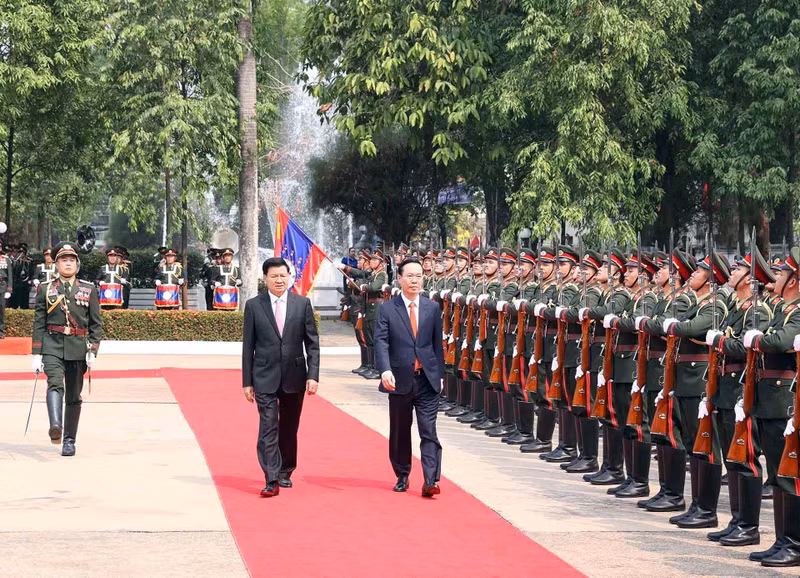 President Vo Van Thuong and Party General Secretary and President of Laos Thongloun Sisoulith review the Lao honor guard at the welcome ceremony for the Vietnamese President (Photo: VNA). President Vo Van Thuong and Party General Secretary and President of Laos Thongloun Sisoulith review the Lao honor guard at the welcome ceremony for the Vietnamese President (Photo: VNA).