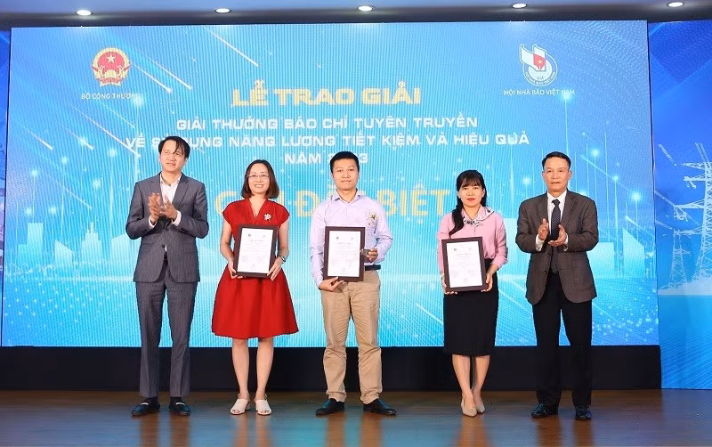 Nhan Dan Newspaper journalists win special prize of press award on economical and efficient use of energy