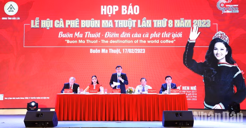 Vice Chairman of Dak Lak provincial People’s Committee Nguyen Tuan Ha speaking at the press conference. 