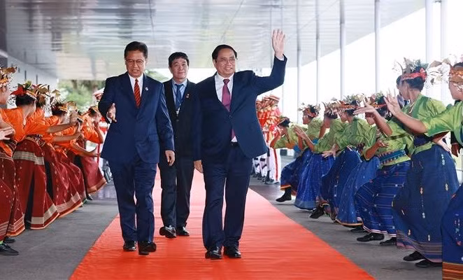Prime Minister Pham Minh Chinh is welcomed at Labuan Bajo airport on May 9. (Photo: VNA)