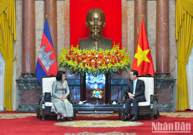 President Vo Van Thuong (R) receives President of the Cambodian National Assembly (NA) Samdech Khuon Sudary. (Photo: NDO) 