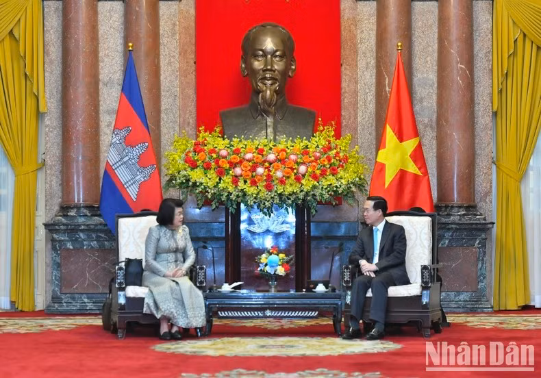 President Vo Van Thuong (R) receives President of the Cambodian National Assembly (NA) Samdech Khuon Sudary. (Photo: NDO) 